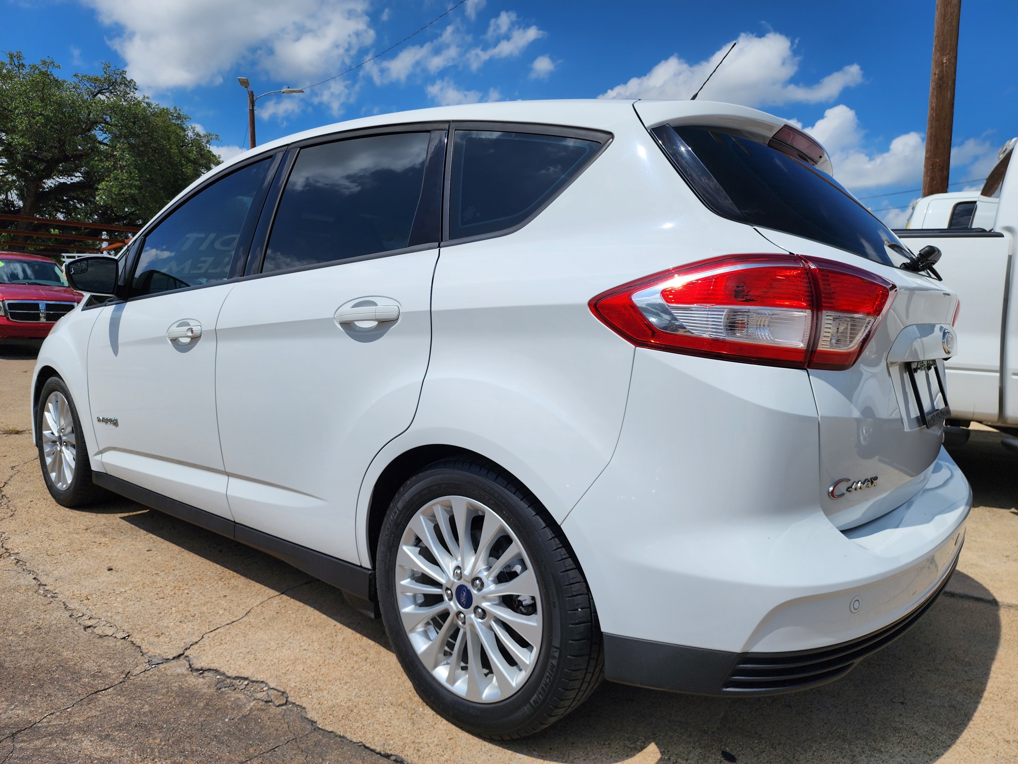 2018 DIAMOND WHITE Ford C-Max Hybrid SE (1FADP5AU8JL) with an 2.0L L4 DOHC 16V HYBRID engine, CVT transmission, located at 2660 S.Garland Avenue, Garland, TX, 75041, (469) 298-3118, 32.885551, -96.655602 - Welcome to DallasAutos4Less, one of the Premier BUY HERE PAY HERE Dealers in the North Dallas Area. We specialize in financing to people with NO CREDIT or BAD CREDIT. We need proof of income, proof of residence, and a ID. Come buy your new car from us today!! This is a Super Clean 2018 FORD C-MAX - Photo #5